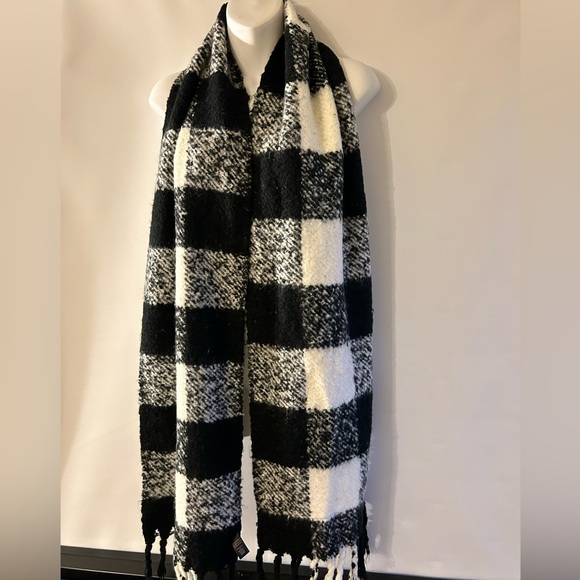 VICTORIA’S SECRET CHUNKY PLAID BLACK AND WHITE WITH FRINGE OVERSIZED SCARF - Picture 3 of 7